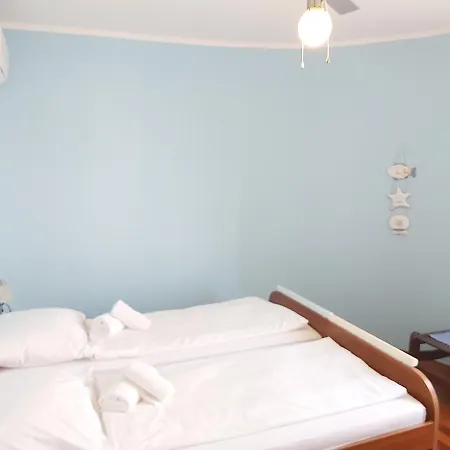 Nika, 4*, 2-bedroom, Barbecue Apartamento Baška