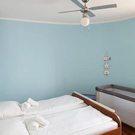 Nika, 4*, 2-bedroom, Barbecue Apartamento Baška